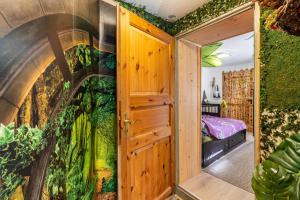 a room with a wall covered in ivy at Hobbit Lounge in Eppingen