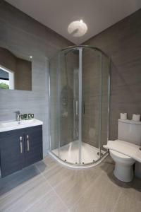 ein Bad mit einer Dusche, einem WC und einem Waschbecken in der Unterkunft Charming Studio Apartment in Central Sheffield in Sheffield