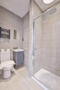 Bilik mandi di Charming Studio Apartment in Central Sheffield