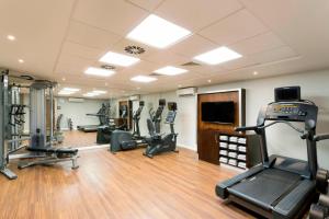 una palestra con diversi tapis roulant e macchine in una stanza di Courtyard by Marriott Edinburgh a Edimburgo