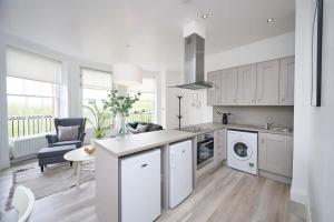 een witte keuken met een wastafel en een vaatwasser bij Beautiful 2 Bed Apartment in Preston in Preston