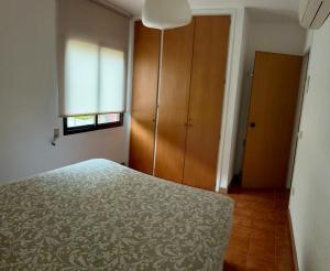 1 dormitorio con cama y ventana en AP21-Sa Riera en Begur