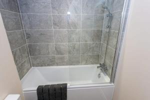 Salle de bains dans l'établissement Convenient 1 Bedroom Apartment in Manchester