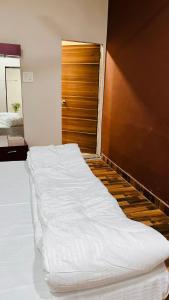 PRINCE RESTAURANT AND HOTELS tesisinde bir odada yatak veya yataklar