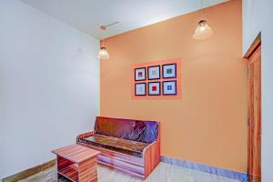 een kamer met een bank en foto's aan de muur bij OYO Home Luxury Stay Near Cosmopolis in Khandagiri