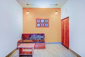 een woonkamer met een bank en een tafel bij OYO Home Luxury Stay Near Cosmopolis in Khandagiri