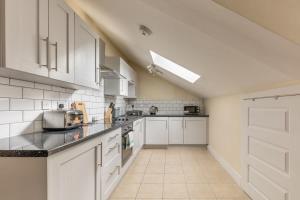 مطبخ أو مطبخ صغير في Modern 1 Bed Attic Apartment in Brixton