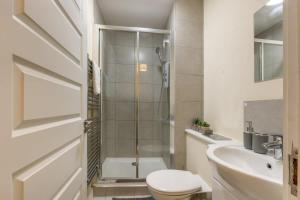 Modern 1 Bed Attic Apartment in Brixton tesisinde bir banyo