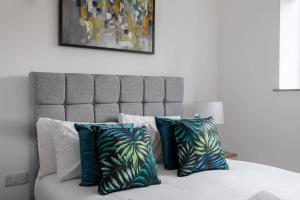 uma cama com almofadas num quarto em Cosy 1 Bedroom Apartment in Leeds em Leeds