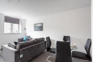 a living room with a couch and chairs and a table at Cosy 1 Bedroom Apartment in Leeds in Leeds