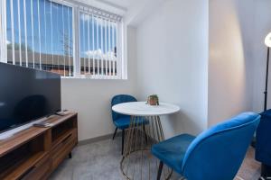 TV a/nebo společenská místnost v ubytování Cosy & Bright 1 Bed Budget Apartment Dudley