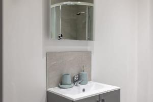 uma casa de banho com um lavatório e um espelho em Cosy 1 Bedroom Apartment in Leeds em Leeds