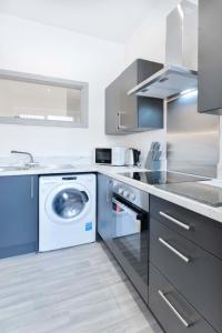 Kuchyň nebo kuchyňský kout v ubytování Cosy & Bright 1 Bed Budget Apartment Dudley + 12 fotografií