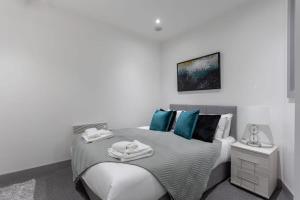 Tempat tidur dalam kamar di Cosy 1 Bed Apartment in Leeds