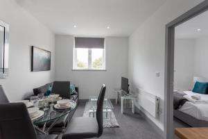 a living room with a glass table and a bed at Charming 1 Bed Apartment in Leeds in Leeds