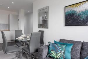 a dining room with a glass table and chairs at Charming 1 Bed Apartment in Leeds in Leeds