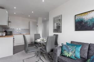uma sala de estar com um sofá e uma mesa com cadeiras em Charming 1 Bed Apartment in Leeds em Leeds