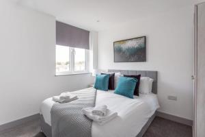 - une chambre avec un lit et des serviettes dans l'établissement Charming 1 Bedroom Apartment in Leeds, à Leeds