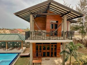 Casa con balcón y piscina en Stay Golden, en Arugam Bay