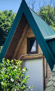 una porta da garage con tetto spiovente e finestra di Bungalov Perovic ad Andrijevica