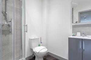 a bathroom with a toilet and a shower and a sink at Lovely 1 Bedroom Apartment Leeds in Leeds