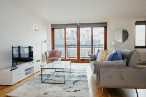 - un salon avec un canapé et une télévision dans l'établissement Spacious 1 Bed Mayfair Apartment with Balcony, à Londres
