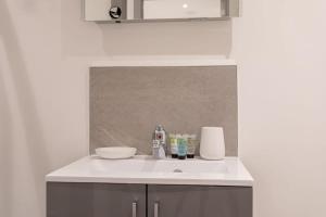 a bathroom with a sink and a mirror at Fantastic 1 Bedroom Apartment Leeds in Leeds