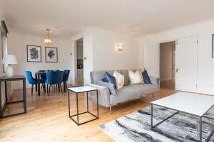 - un salon avec un canapé et une table dans l'établissement Spacious 1 Bed Mayfair Apartment with Balcony, à Londres