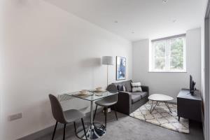 uma sala de estar com um sofá e uma mesa em Contemporary 1 Bedroom Apartment Leeds em Leeds