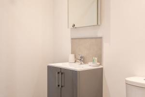 La salle de bains est pourvue d'un lavabo et de toilettes. dans l'établissement Amazing 1 Bedroom Apartment Leeds, à Leeds