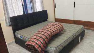 Una cama con una almohada encima en una habitación en Madiraju homestay en Kurnool
