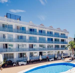 Бассейн в Hotel Villa Flamenca или поблизости