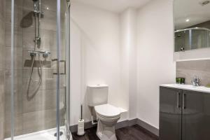 een badkamer met een douche, een toilet en een wastafel bij Cosy 1 Bed Flat in Leeds in Leeds