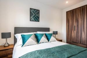 Un pat sau paturi într-o cameră la Cosy 1 Bed Flat in Leeds