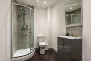Um banheiro em Lovely Compact 1 Bed Apartment in Leeds