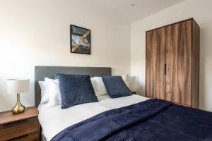 a bedroom with a bed and a wooden door at Lovely Compact 1 Bed Apartment in Leeds in Leeds