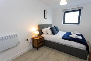 Cama o camas de una habitación en Modern 2 Bed Salford Apartment Stunning Views