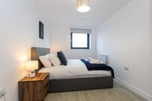 Una cama o camas en una habitación de Modern 2 Bed Salford Apartment Stunning Views