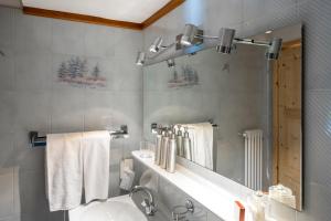 A bathroom at MyTime Hotels Savoy