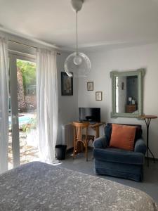 um quarto com uma cama, uma cadeira e uma mesa em Maison d hôtes LA VILLA MADELEINE em Sanary-sur-Mer