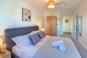 um quarto com uma cama grande e 2 almofadas em Modern 1 Bedroom Apartment in Ashford em Ashford