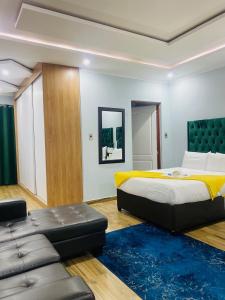 ein Schlafzimmer mit einem großen Bett und einem Sofa in der Unterkunft Airport Imperial Guest House in Kempton Park
