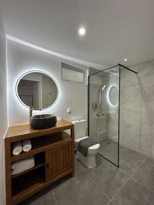 帕皮提的住宿－Ononui Airport Studio，一间带水槽、卫生间和镜子的浴室
