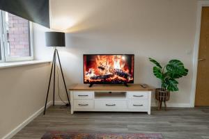 A television and/or entertainment centre at Modern 1 Bedroom Apartment in Manchester