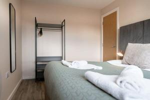 1 dormitorio con 1 cama con toallas en Modern 1 Bedroom Apartment in Manchester, en Mánchester