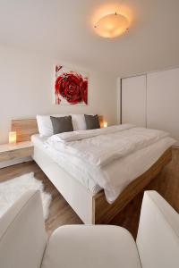 A bed or beds in a room at Charming & Cozy Ambiente Apartments