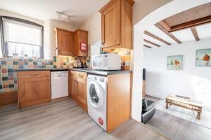 Kuchyň nebo kuchyňský kout v ubytování Spacious 2 Bedroom Holiday Cottage nr Bude