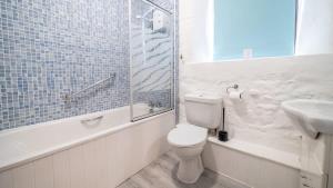 Koupelna v ubytování Spacious 2 Bedroom Holiday Cottage nr Bude