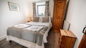 Postel nebo postele na pokoji v ubytování Spacious 2 Bedroom Coastal Cottage nr Bude