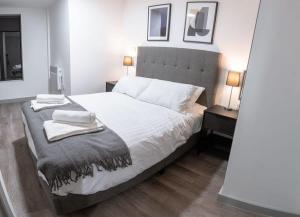een slaapkamer met een bed met twee handdoeken erop bij Contemporary 1 Bed Apartment in Central Liverpool in Liverpool